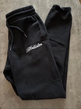 Men’s Hollister Joggers in Black